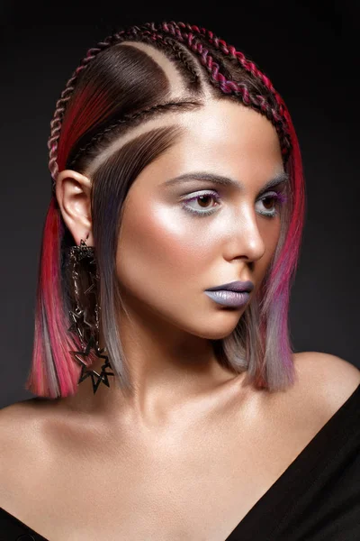 Hermosa chica con cabello multicolor y maquillaje creativo y peinado. Cara de belleza . — Foto de Stock