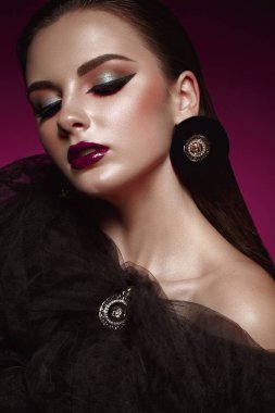 Parlak yaratıcı makyaj ve grafik okları ile güzel kız. Güzellik.