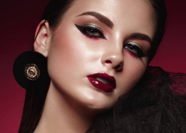 Parlak yaratıcı makyaj ve grafik okları ile güzel kız. Güzellik.