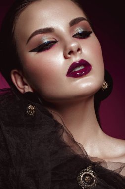 Parlak yaratıcı makyaj ve grafik okları ile güzel kız. Güzellik.