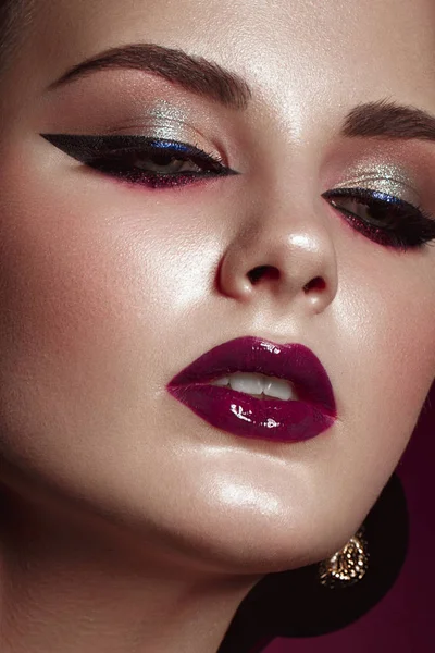 Parlak yaratıcı makyaj ve grafik okları ile güzel kız. Güzellik.