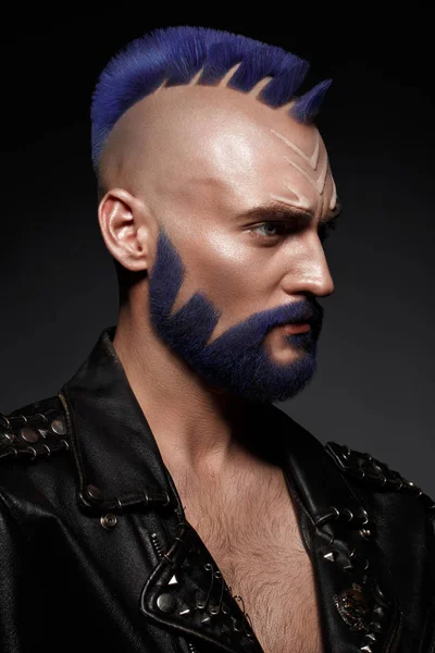 Giovane uomo con i capelli blu e trucco creativo e capelli . — Foto Stock