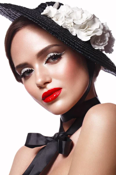 Hermosa chica en un sombrero negro con flores y maquillaje retro. Cara de belleza . — Foto de Stock