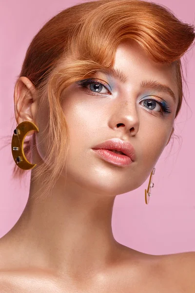 Mooi meisje met ongewone accessoires en make-up op een lichte achtergrond. Schoonheid gezicht. — Stockfoto