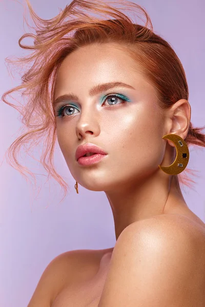 Hermosa chica con accesorios inusuales y maquillaje sobre un fondo brillante. Cara de belleza . — Foto de Stock