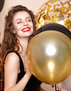 Şık abiye şenlikli balonlu güzel genç kız. Güzellik yüz. Stüdyoda çekilmiş fotoğrafı