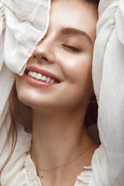 Güzel esmer model: klasik makyaj ve gülümsemek. Güzellik yüz.