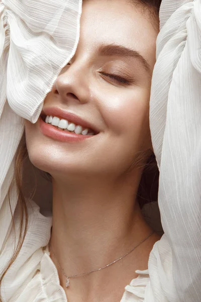 Güzel esmer model: klasik makyaj ve gülümsemek. Güzellik yüz.