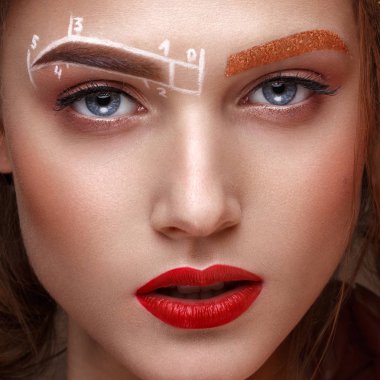 bir olağandışı kaş makyaj kız. Güzellik.