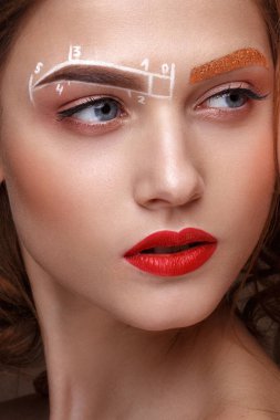 bir olağandışı kaş makyaj kız. Güzellik.