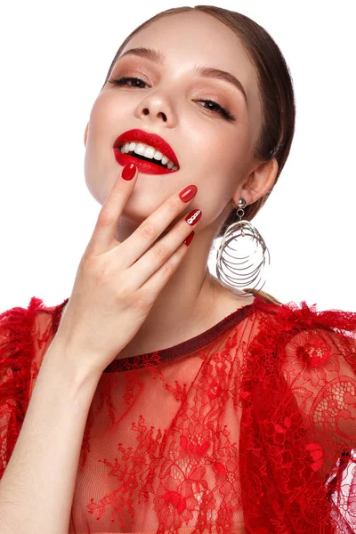 Menina bonita em vestido vermelho com maquiagem clássica e manicure vermelho. Cara de beleza . — Fotografia de Stock