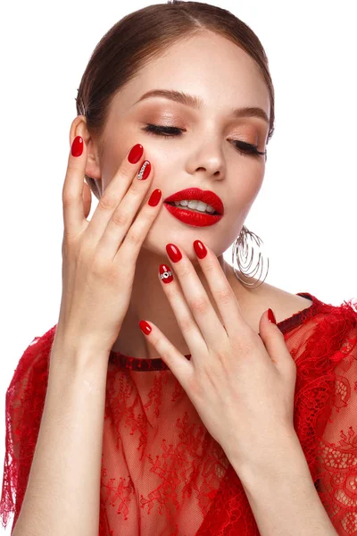 Piękna dziewczyna w czerwonej sukience z klasycznym makijażem i czerwonym manicure. Piękna twarz. — Zdjęcie stockowe