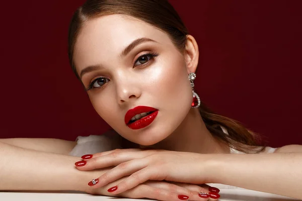 Menina bonita em vestido vermelho com maquiagem clássica e manicure vermelho. Cara de beleza . — Fotografia de Stock