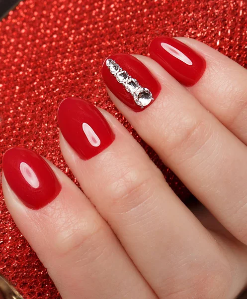 Heldere feestelijke rode manicure — Stockfoto