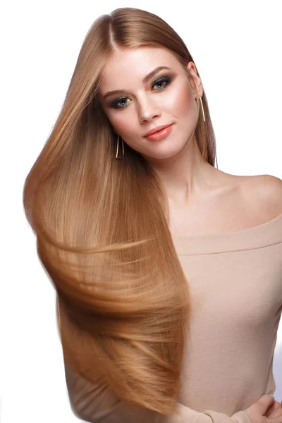 Όμορφη ξανθιά κοπέλα με απόλυτα ομαλή μαλλιών, κλασικό μακιγιάζ. Πρόσωπο ομορφιάς — Φωτογραφία Αρχείου