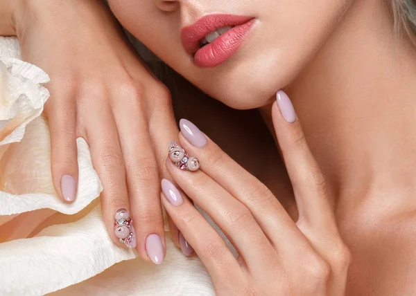 Hermosa chica tierna con maquillaje natural y manicuras de diseño con flores. Cara de belleza . — Foto de Stock