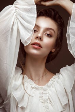 Güzel esmer model: bukleler, klasik makyaj ve seksi dudaklar. Güzellik yüz.