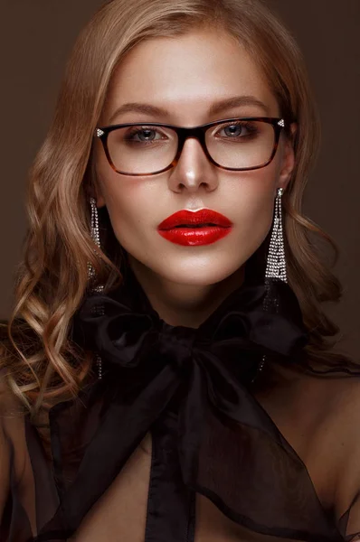 Gözlük vizyon ve kırmızı seksi dudaklar için şık elbiseleri güzel kız. Güzellik. — Stok fotoğraf