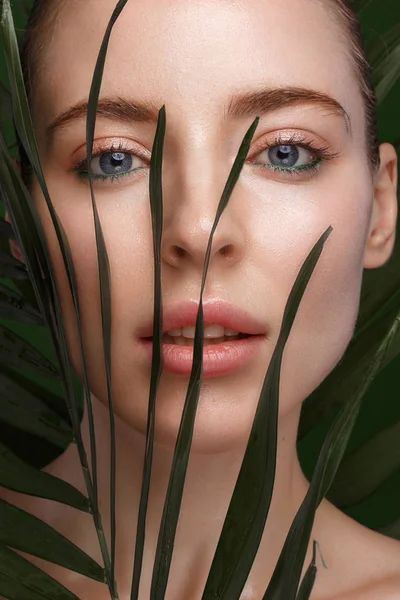 Piękna Dziewczyna Świeże Kosmetycznych Krem Twarz Naturalny Makijaż Zielonych Liści — Zdjęcie stockowe