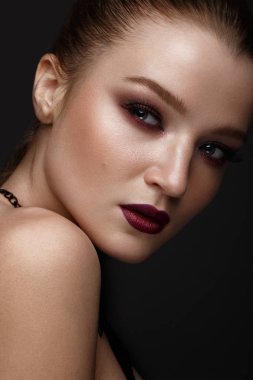 Klasik makyaj güzel kız. Güzellik.
