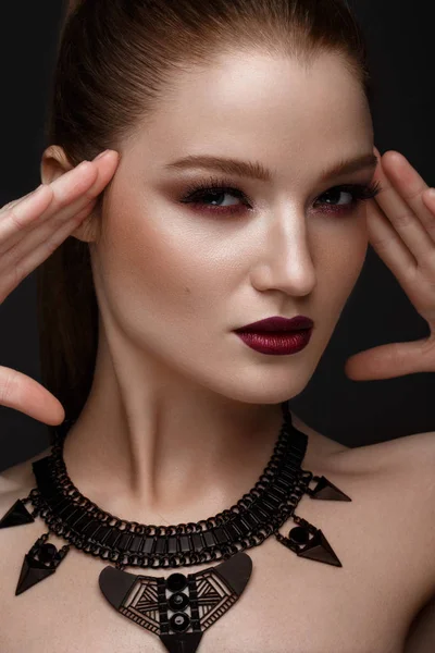 Hermosa chica con maquillaje clásico. Cara de belleza . — Foto de Stock