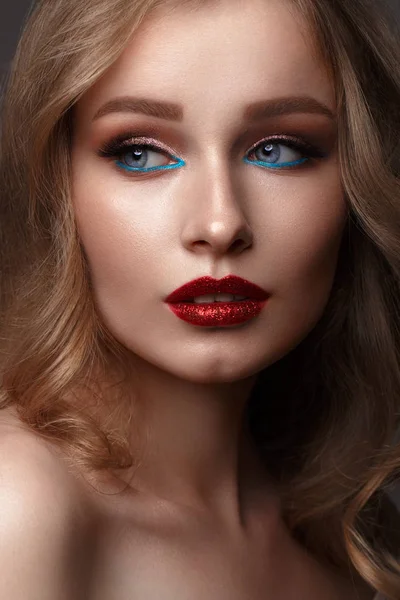 Krásná dívka s kreativní třpytky make-up. Krása tváře. — Stock fotografie