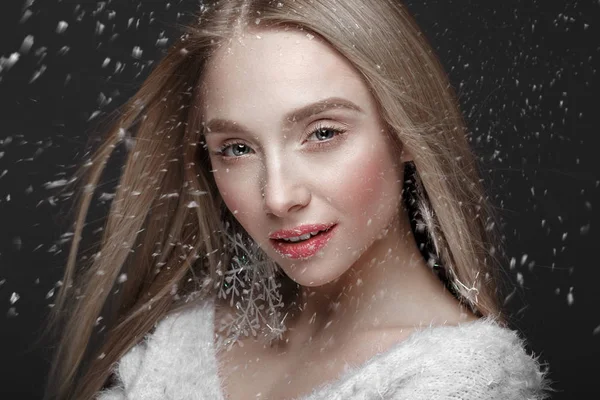 Όμορφη ξανθιά κοπέλα σε μια εικόνα του χειμώνα με το χιόνι. Πρόσωπο ομορφιάς. — Φωτογραφία Αρχείου