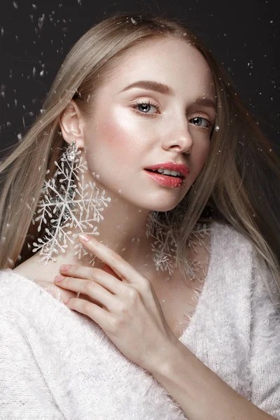 Szép szőke lány egy téli kép a hó. Szépség arc. — Stock Fotó