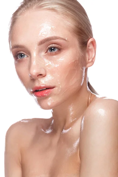 Beautiful young girl with a light natural make-up and perfect wet skin. Beauty face. — Stock Photo, Image