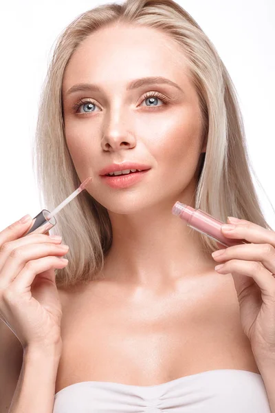 Beautiful young girl with a light natural make-up,lipstick and nude manicure. Beauty face. — Stock Photo, Image