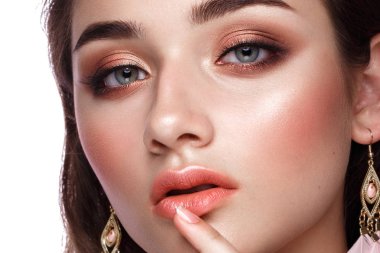 Klasik akşam makyajlı güzel bir kız. Güzel surat..