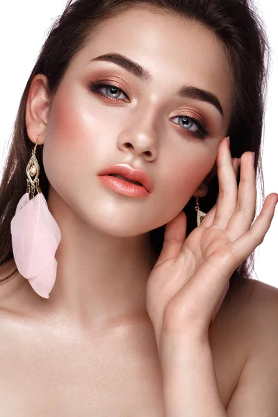 Beautiful girl with classic evening make up. Beauty face. — Stock Photo, Image