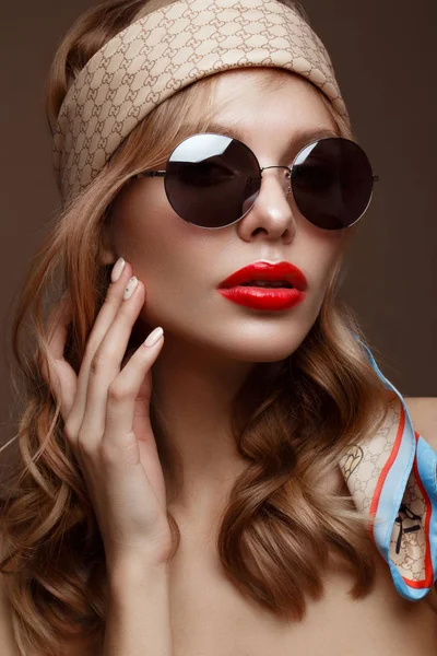Красивая девушка в стильной одежде в солнечных очках и красных сексуальных губах . — стоковое фото