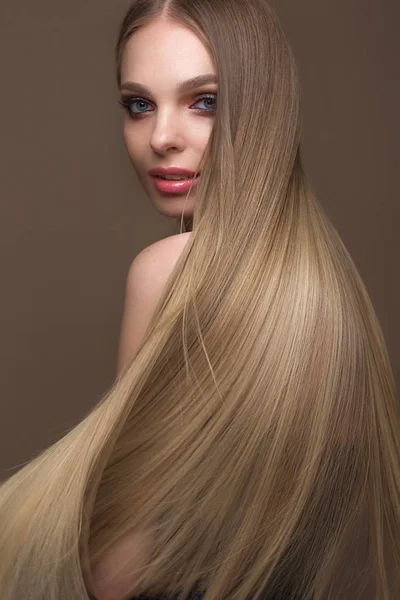 Menina loira bonita com um cabelo perfeitamente liso, maquiagem clássica. Cara de beleza — Fotografia de Stock