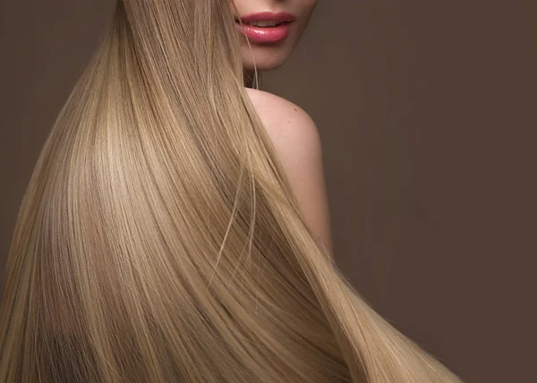 Hermosa chica rubia con un pelo perfectamente liso, maquillaje clásico. Cara de belleza — Foto de Stock