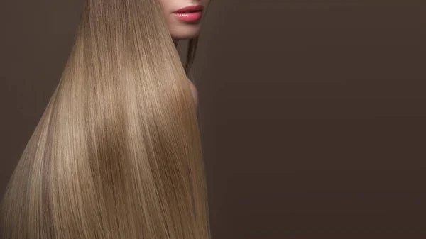 Mooi blond meisje met een perfect glad haar, klassieke make-up. Schoonheid gezicht — Stockfoto