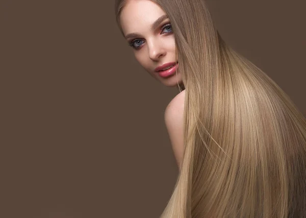 Mooi blond meisje met een perfect glad haar, klassieke make-up. Schoonheid gezicht — Stockfoto