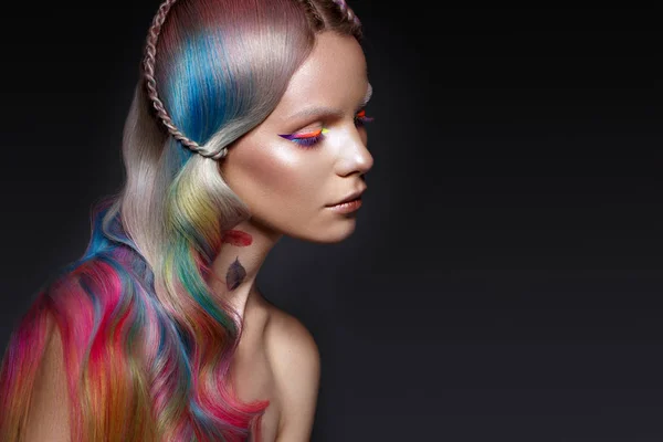 Hermosa chica con cabello multicolor y maquillaje creativo y peinado. Cara de belleza . — Foto de Stock