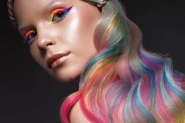 Bella ragazza con capelli multicolori e trucco creativo e acconciatura. Bellezza viso . — Foto Stock