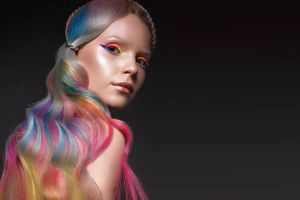 Hermosa chica con cabello multicolor y maquillaje creativo y peinado. Cara de belleza . —  Fotos de Stock