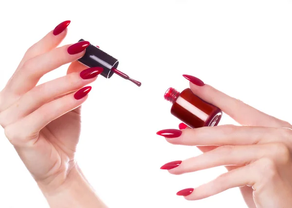Manicura roja festiva brillante en las manos femeninas. Diseño de uñas — Foto de Stock