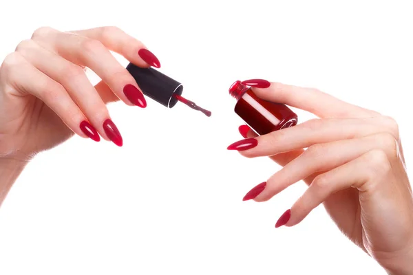 Manicura roja festiva brillante en las manos femeninas. Diseño de uñas —  Fotos de Stock