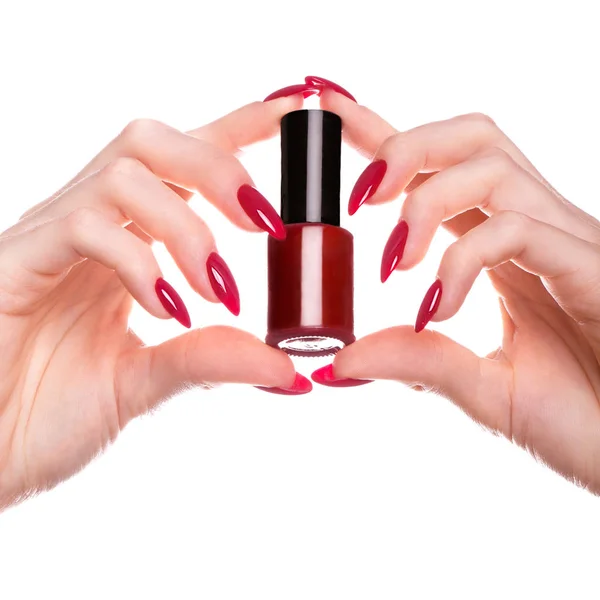 Manucure rouge festive lumineuse sur les mains féminines. Conception des ongles — Photo