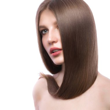 Mükemmel düz saç ve klasik makyaj güzel kahverengi saçlı kızla. Güzellik.