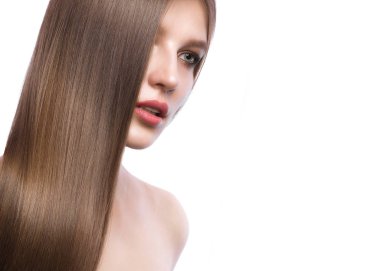 Mükemmel düz saç ve klasik makyaj güzel kahverengi saçlı kızla. Güzellik.