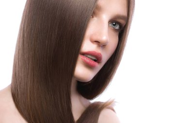 Güzel, kahverengi saçlı, pürüzsüz saçlı ve klasik makyajlı bir kız. Güzel yüz ve saç. Fotoğraf, stüdyoda beyaz bir arkaplanda çekildi..