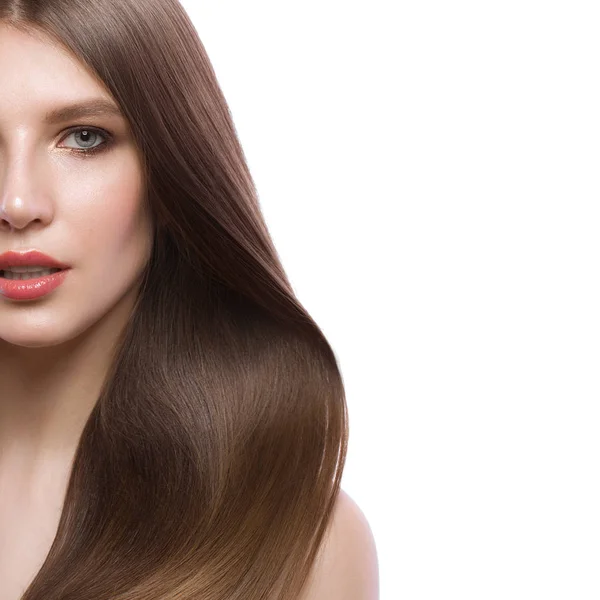 Linda menina de cabelos castanhos com um cabelo perfeitamente liso, e maquiagem clássica. Cara de beleza . — Fotografia de Stock