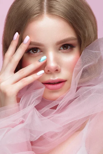 Hermosa chica con maquillaje ligero y manicura suave en ropa rosa. Cara de belleza. Diseño de uñas . — Foto de Stock