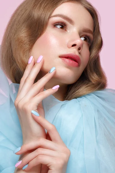 Bella ragazza con trucco leggero e manicure delicata in vestiti blu. Bellezza. Chiodi di progettazione . — Foto Stock