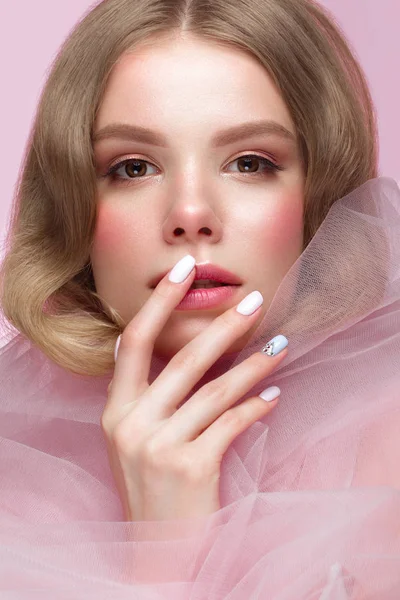 Bella ragazza con trucco leggero e manicure delicata in abiti rosa. Bellezza. Chiodi di progettazione . — Foto Stock